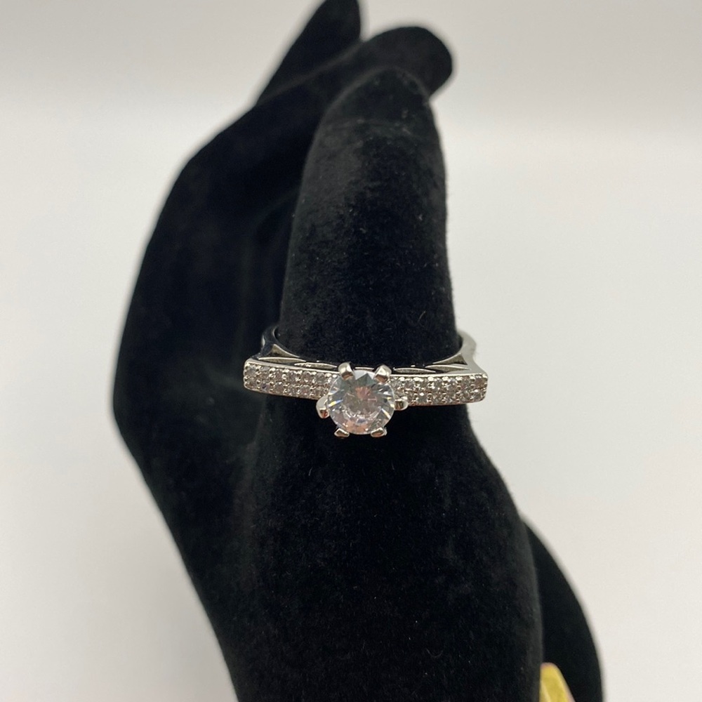 Beautiful Silver Ring w/ Crystals